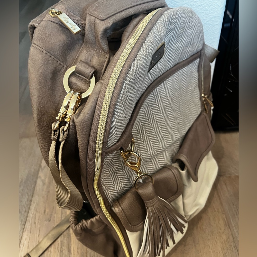 Itzy Ritzy Boss Diaper Bag Backpack - Vanilla Latte - Picture 11 of 13